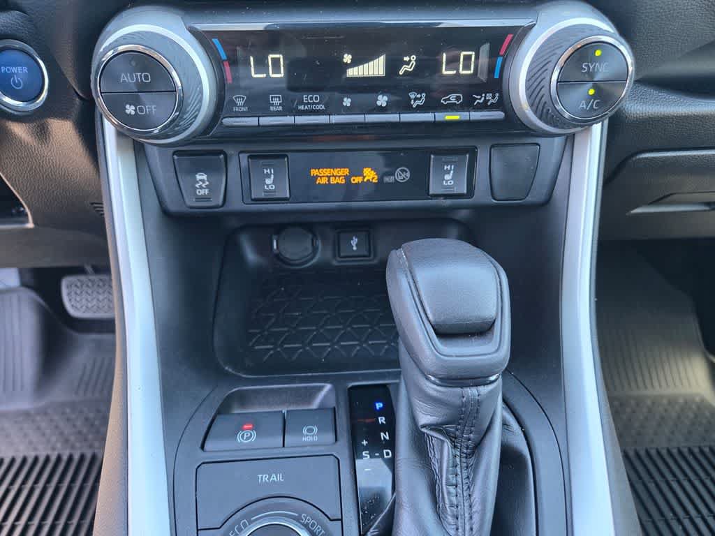 Used 2020 Toyota RAV4 XLE w/ XLE Grade Weather Package AWD/4WD image 15