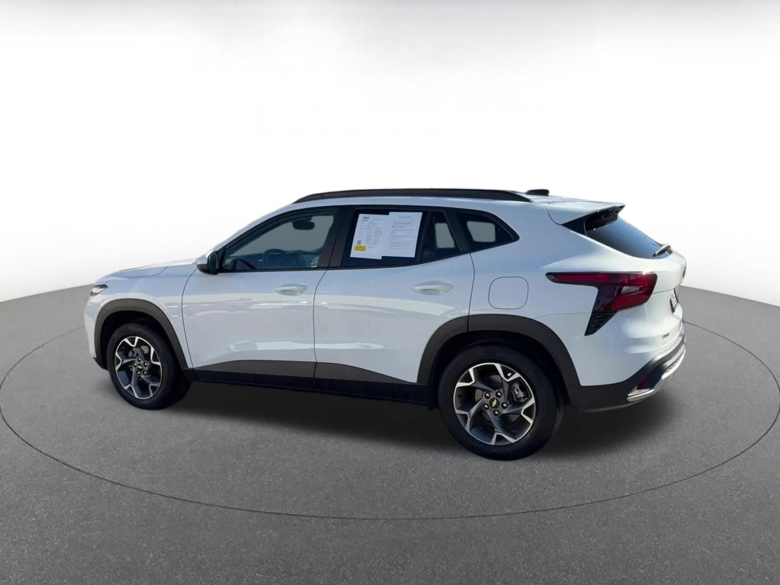 Used 2025 Chevrolet Trax LT w/ LT Convenience Package image 10