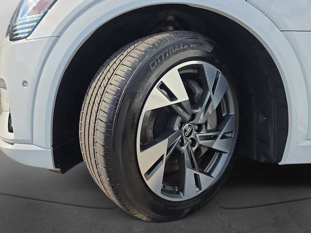 Used 2023 Audi e-tron Premium Plus w/ Premium Plus Package AWD/4WD image 35
