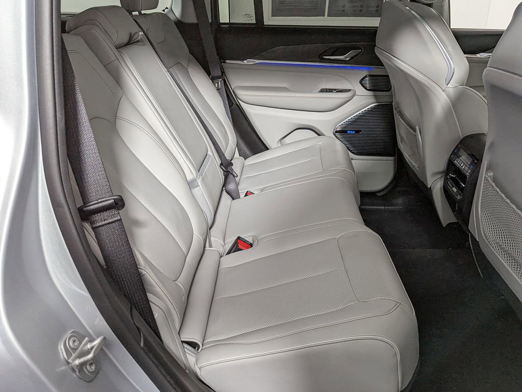 Used 2022 Jeep Grand Cherokee Overland w/ Adv Protech Group III image 43