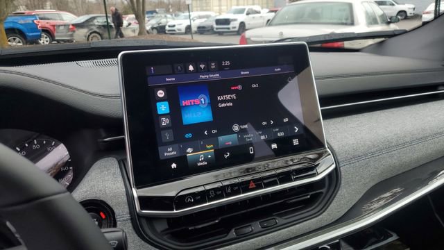 Certified 2024 Jeep Compass Latitude image 11