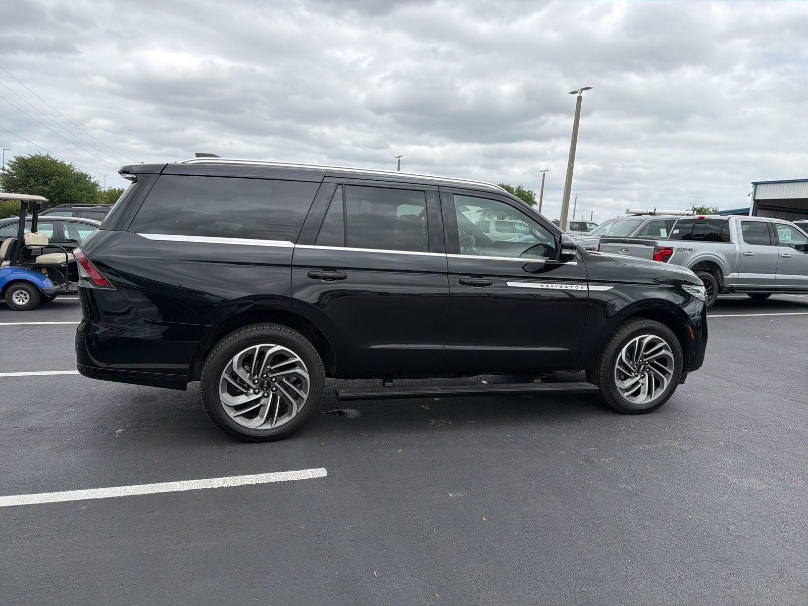 Used 2025 Lincoln Navigator Reserve AWD/4WD image 4
