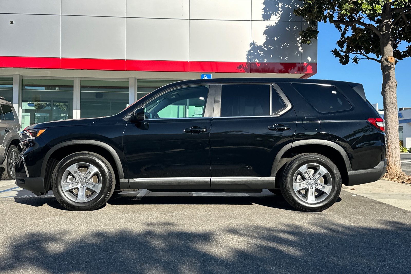 Used 2025 Honda Pilot EX-L image 7