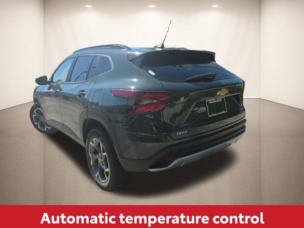 Used 2025 Chevrolet Trax LT FWD image 6