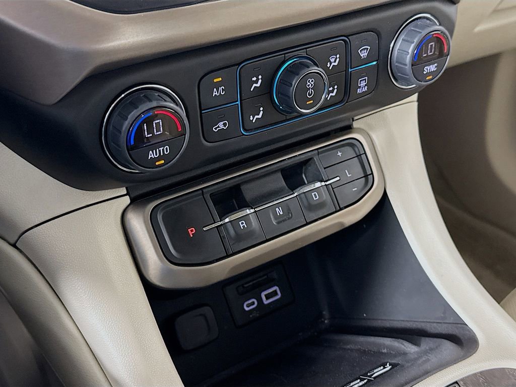 Used 2022 GMC Acadia Denali w/ Denali Ultimate Package FWD image 17