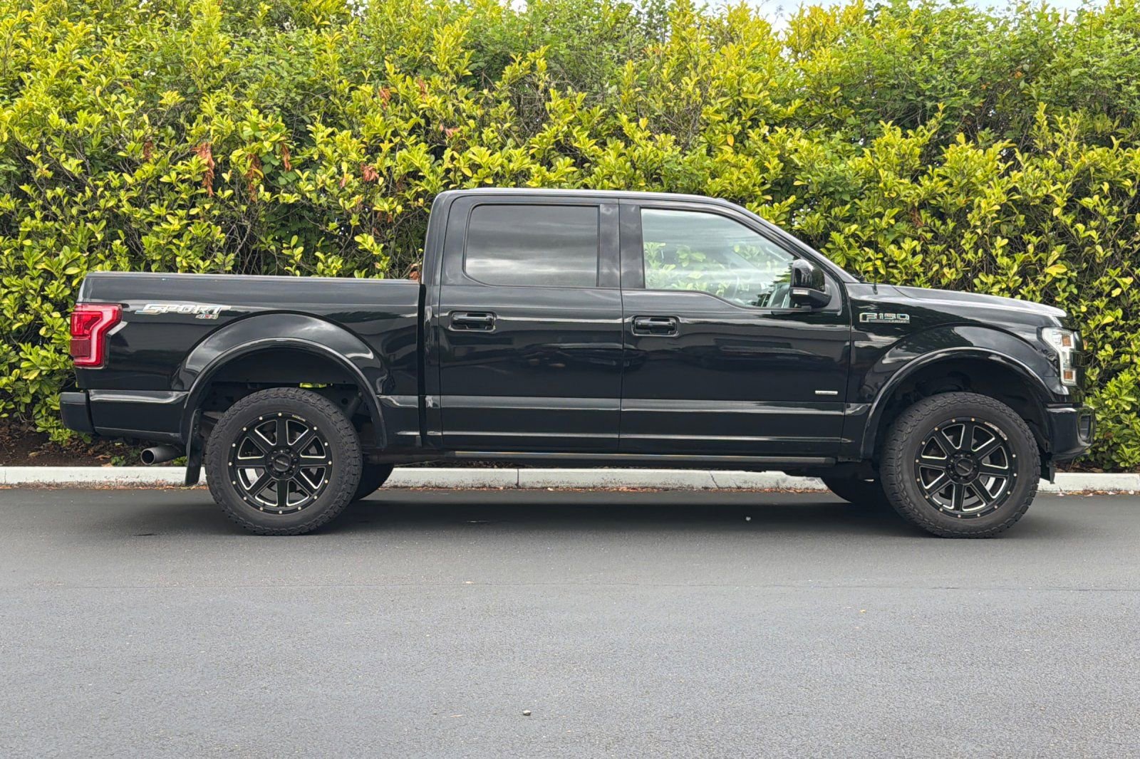 Used 2016 Ford F150 Lariat w/ Equipment Group 502A Luxury AWD/4WD image 3