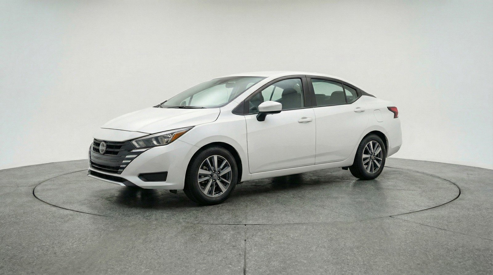 Used 2025 Nissan Versa SV image 3