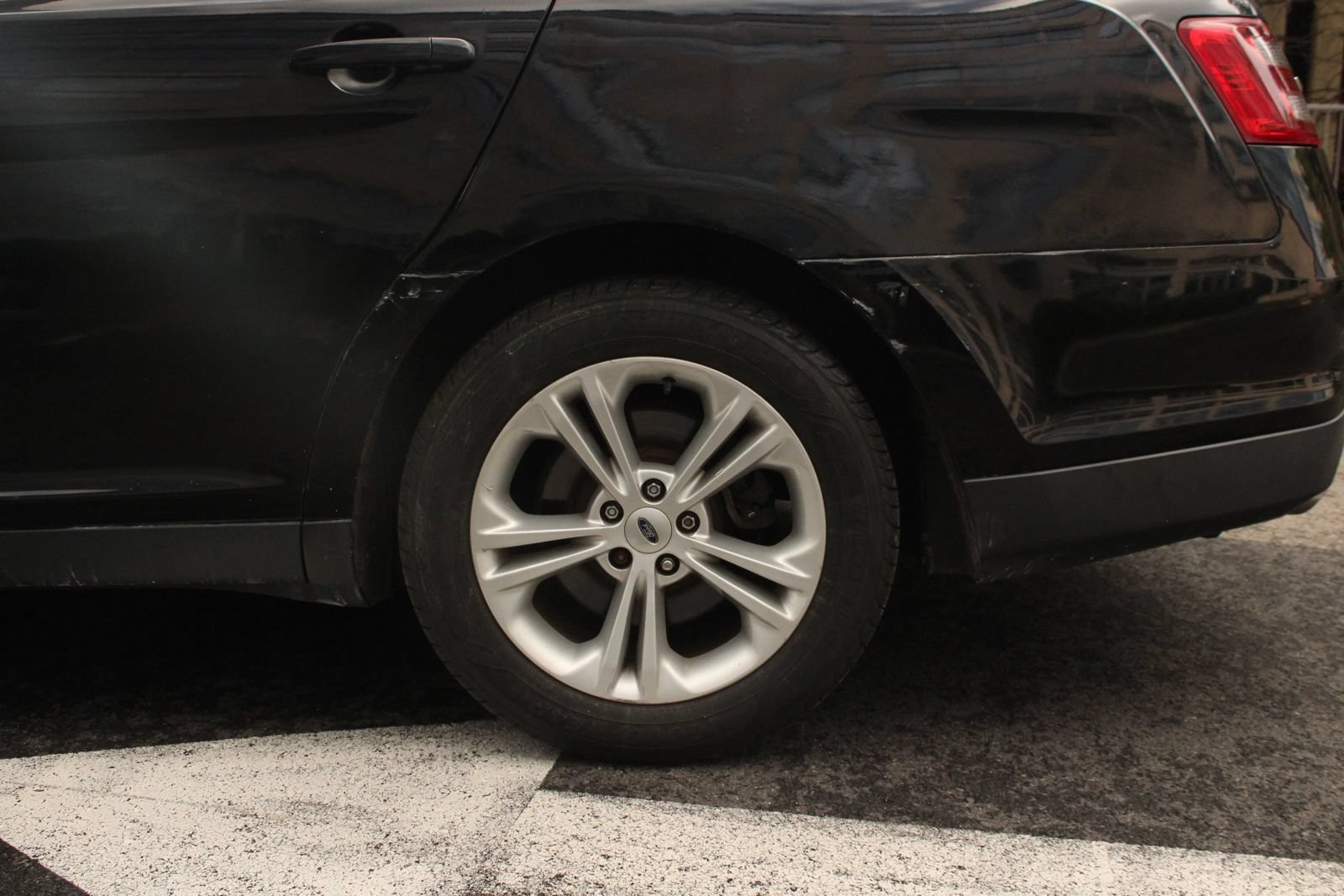 Used 2016 Ford Taurus SE FWD image 10