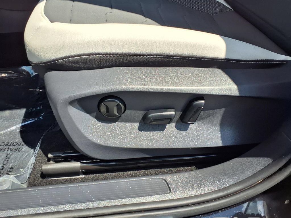 Used 2026 Volkswagen Taos SE FWD image 21