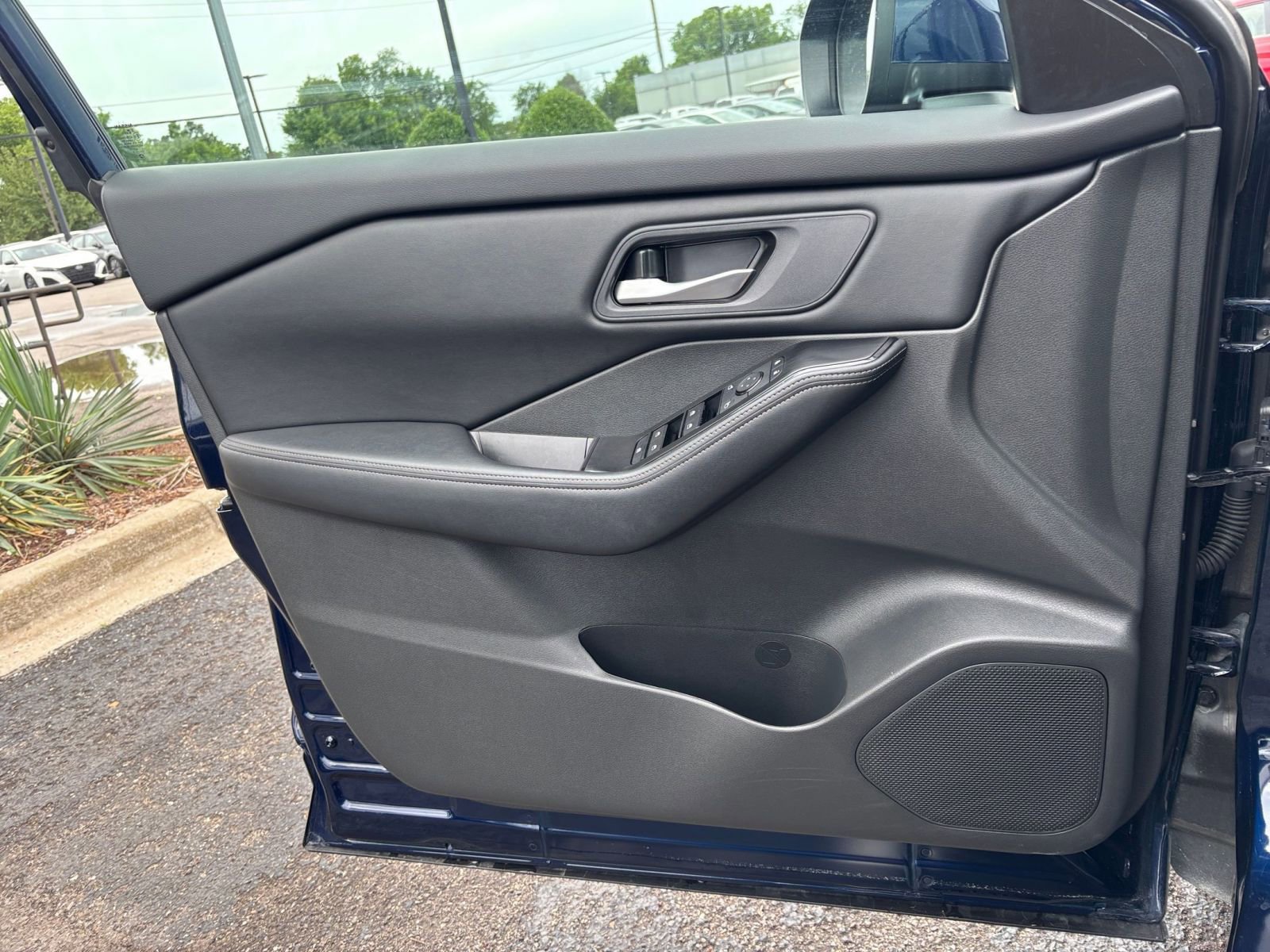 Used 2025 Nissan Rogue SV AWD/4WD image 18