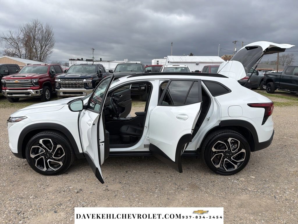 Used 2024 Chevrolet Trax RS w/ Sunroof Package FWD image 23