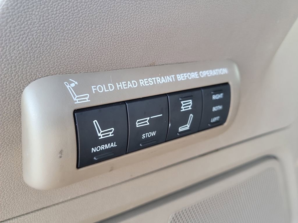 Used 2013 Chrysler Town & Country Limited w/ Luxury Group image 9