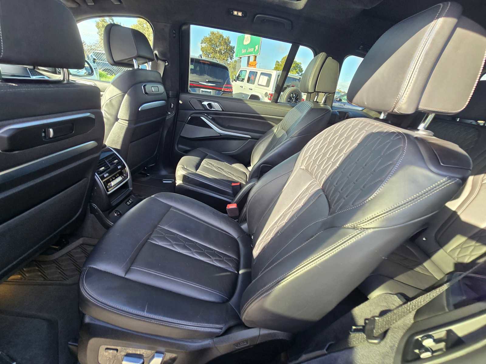 Used 2023 BMW X7 xDrive40i w/ M Sport Package image 21