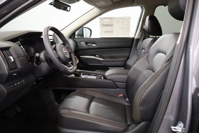New 2025 Nissan Pathfinder SL w/ Black Appearance Package image 11