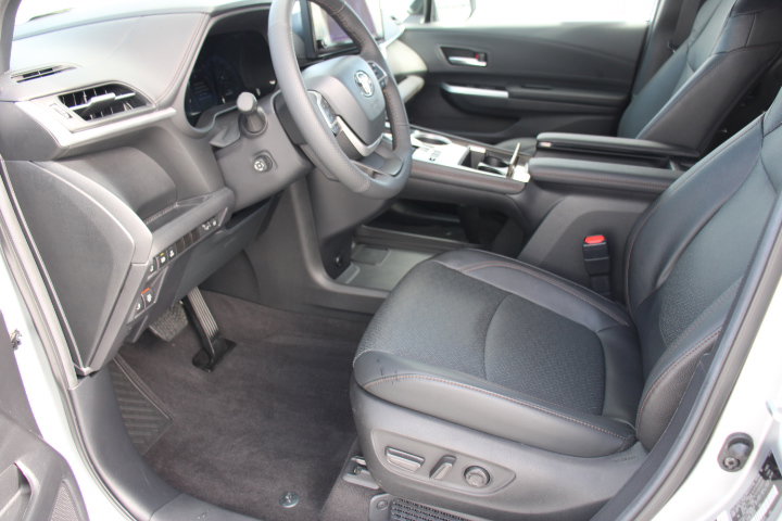 Certified 2025 Toyota Sienna Limited image 11