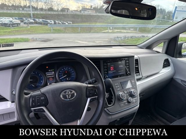 Used 2020 Toyota Sienna LE w/ LE Preferred Package image 2