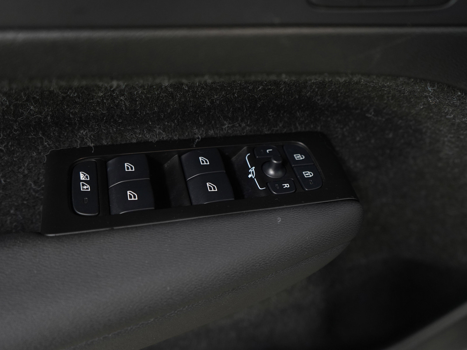 Used 2021 Volvo XC40 P8 Recharge w/ Advanced Package image 22