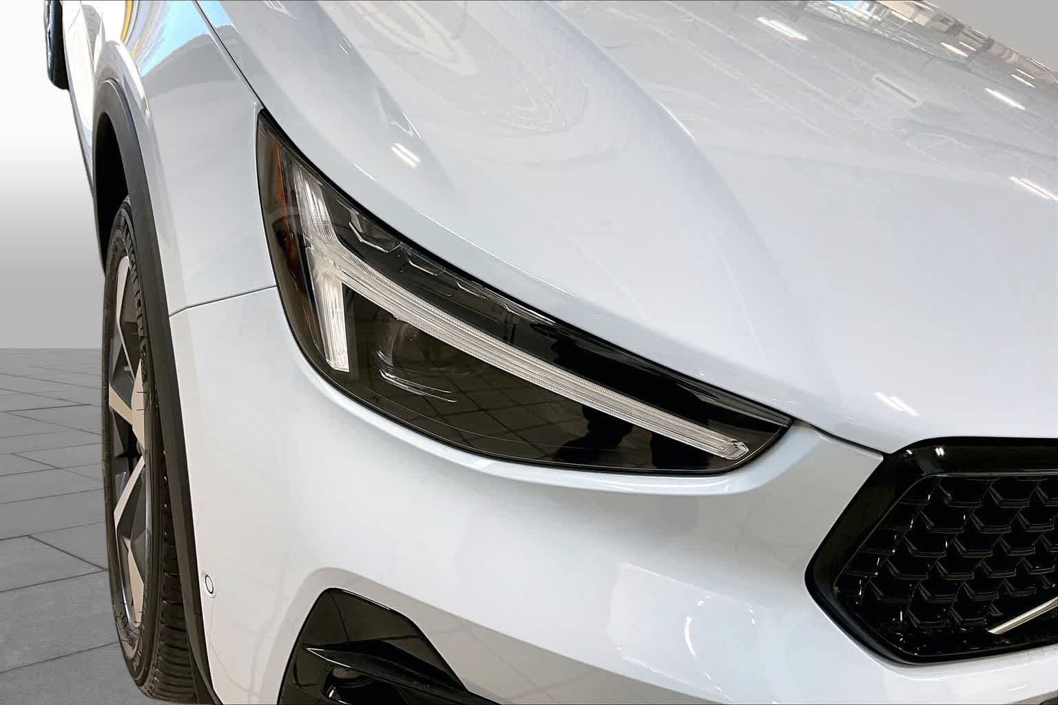New 2026 Volvo XC40 B5 Plus w/ Protection Package Premier AWD/4WD image 15