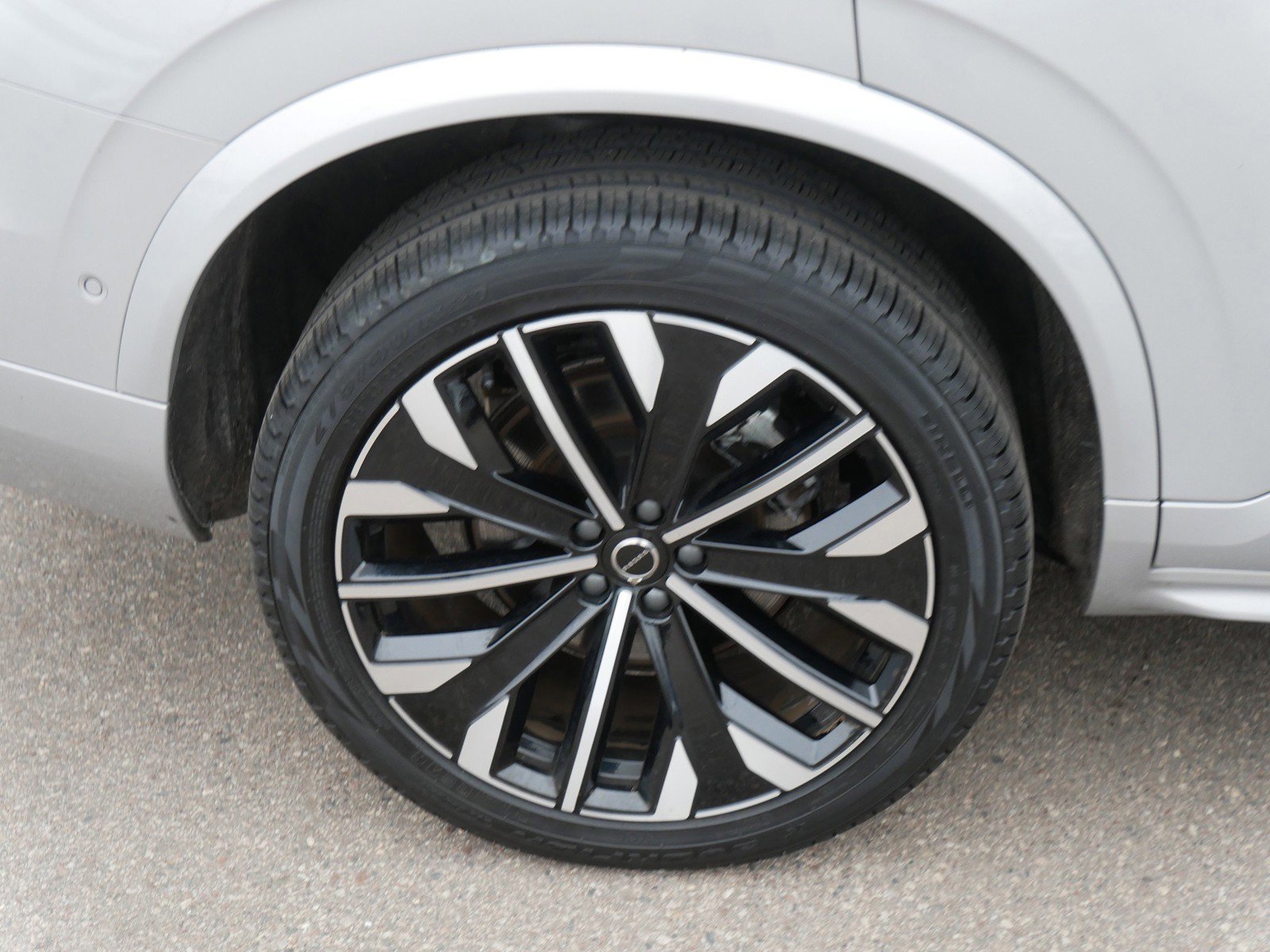 Certified 2025 Volvo XC90 B5 Plus image 9