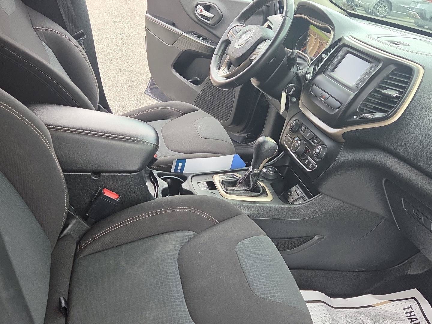 Used 2016 Jeep Cherokee Latitude AWD/4WD image 18