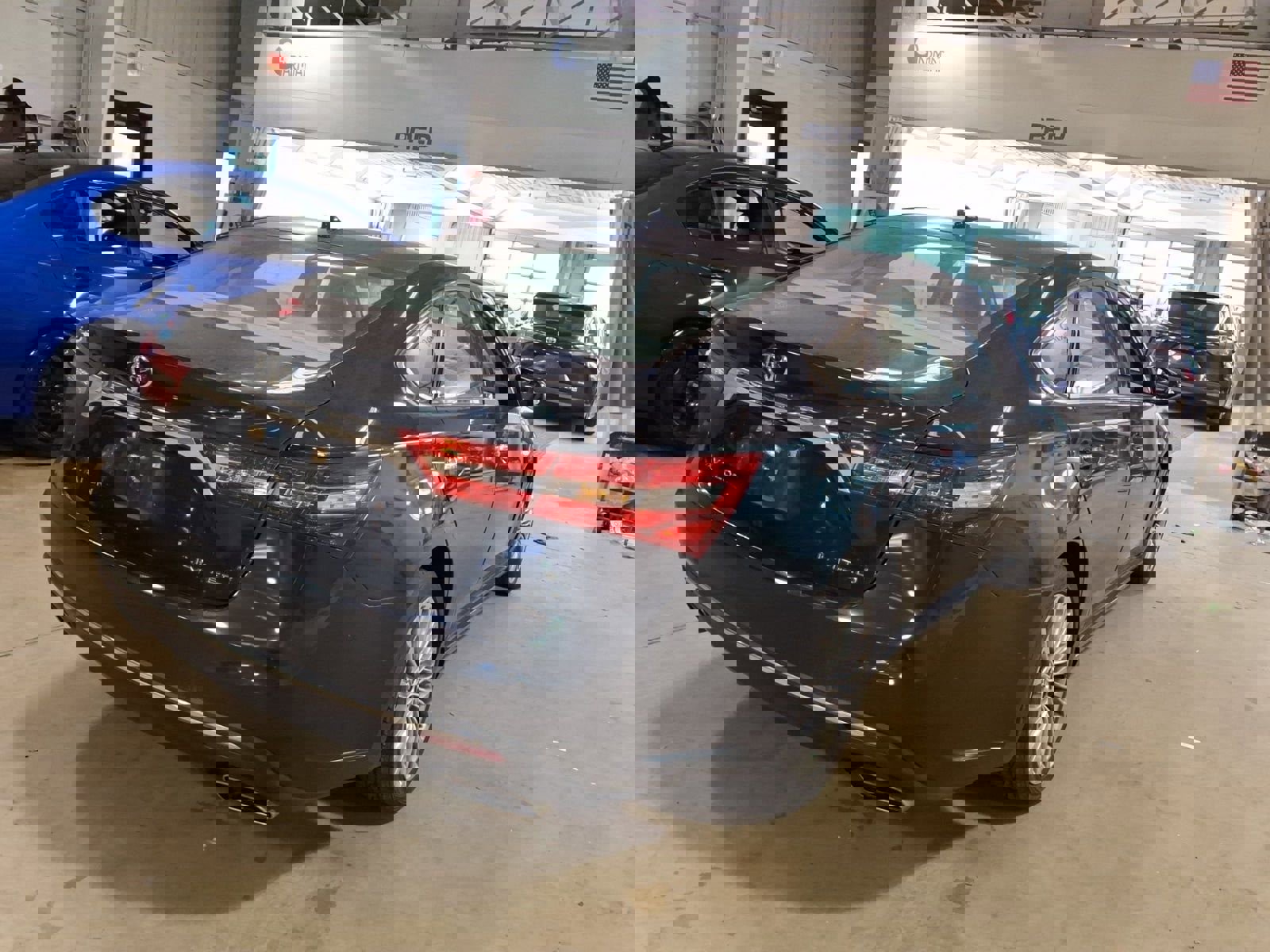 Used 2016 Toyota Avalon Limited image 3