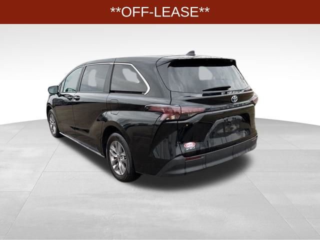 Used 2025 Toyota Sienna LE FWD image 5