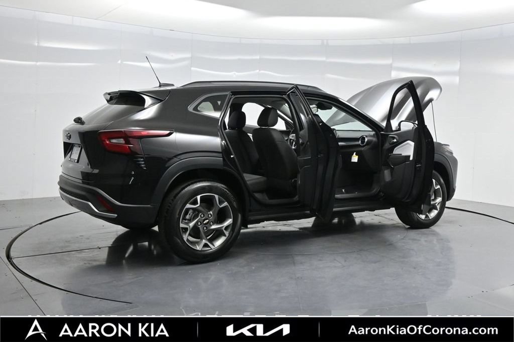 Used 2026 Chevrolet Trax LT w/ Sunroof Package FWD image 4