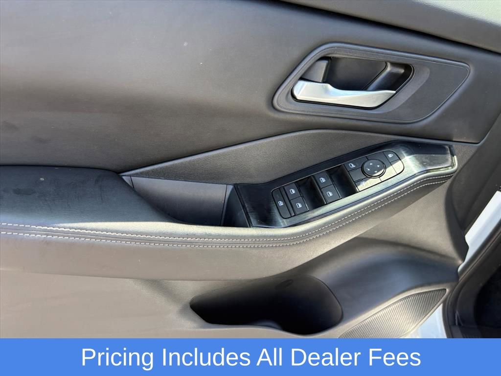 Used 2025 Nissan Rogue SV AWD/4WD image 23