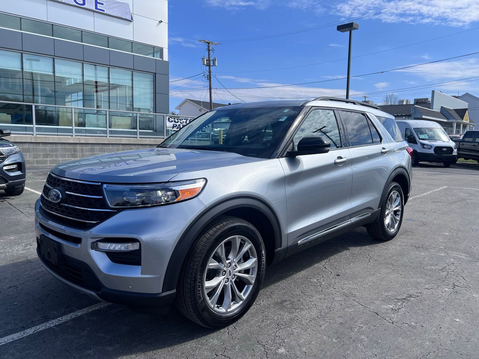 Used 2024 Ford Explorer XLT w/ Equipment Group 202A AWD/4WD image 4