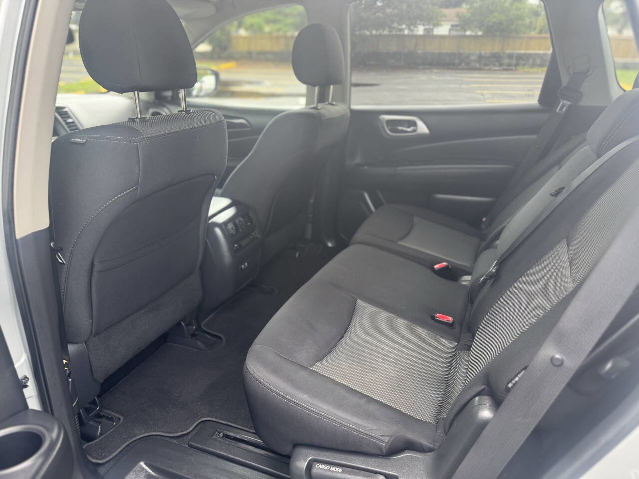 Used 2019 Nissan Pathfinder SV image 4