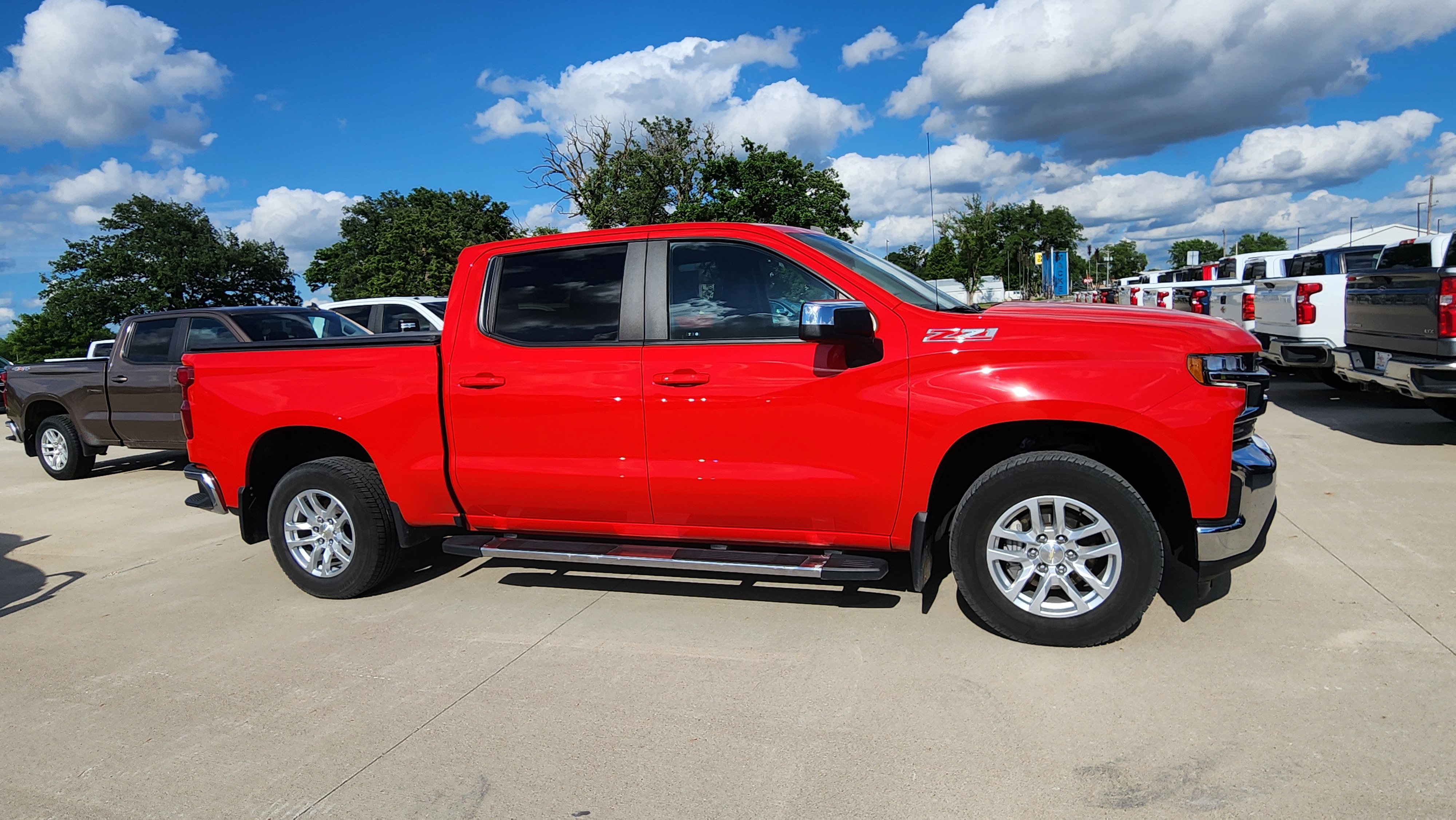 Certified 2021 Chevrolet Silverado 1500 LT w/ Z71 Off-Road Package AWD/4WD image 4