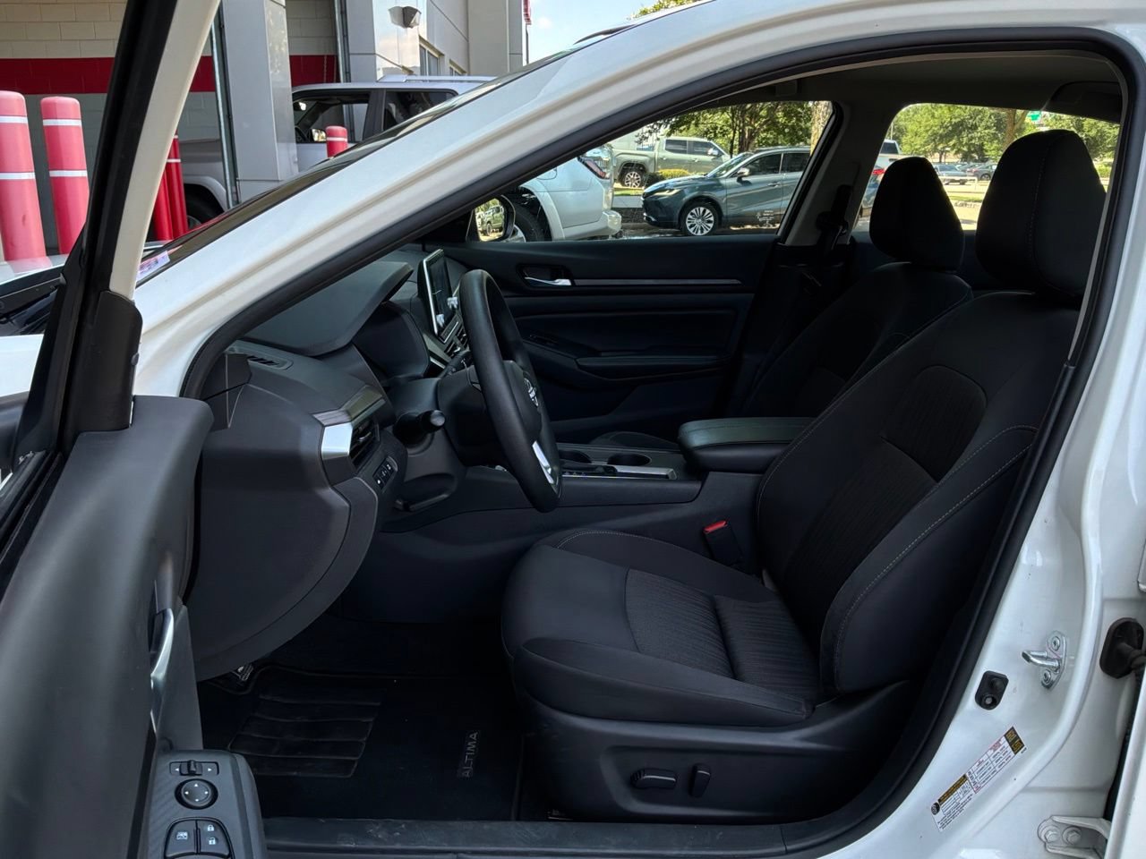 Used 2025 Nissan Altima 2.5 SV FWD image 10