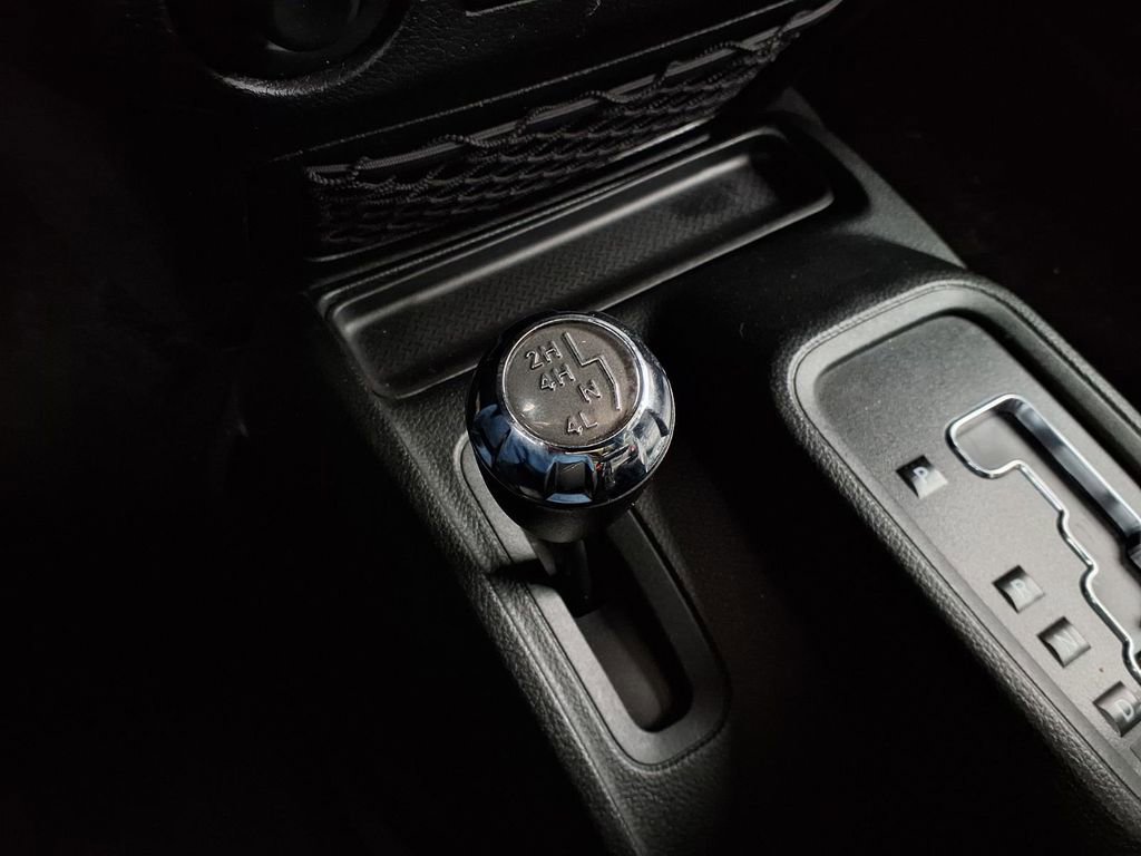 Used 2018 Jeep Wrangler Unlimited Rubicon w/ Connectivity Group image 11