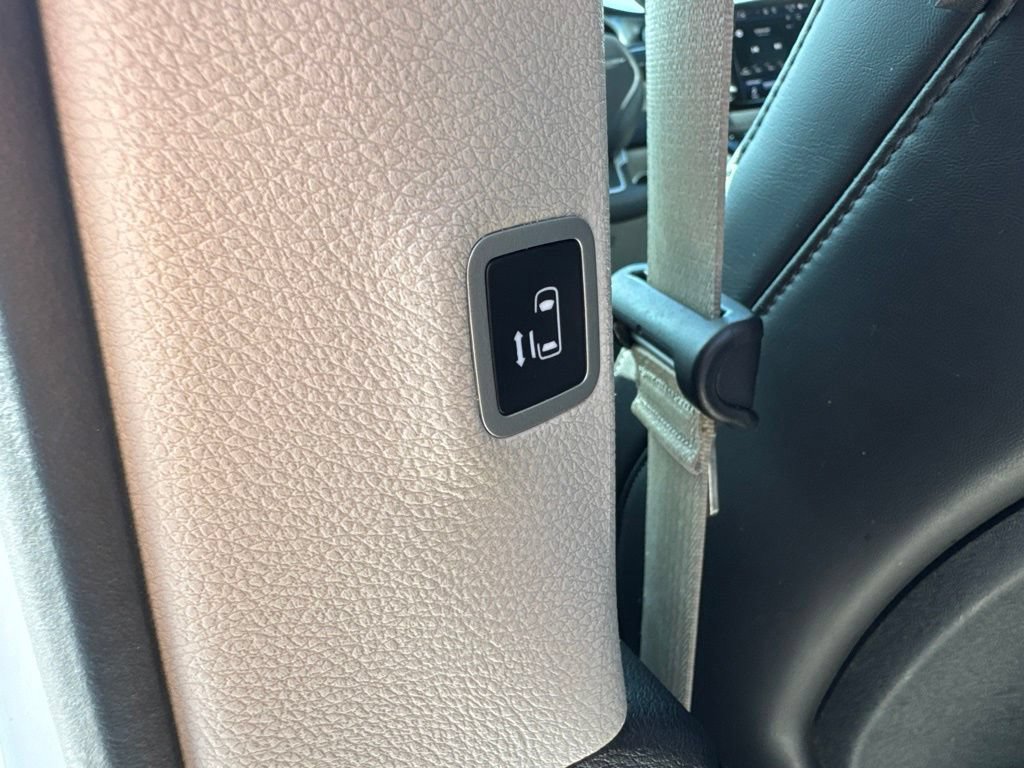 Used 2024 Chrysler Pacifica Touring-L FWD image 19
