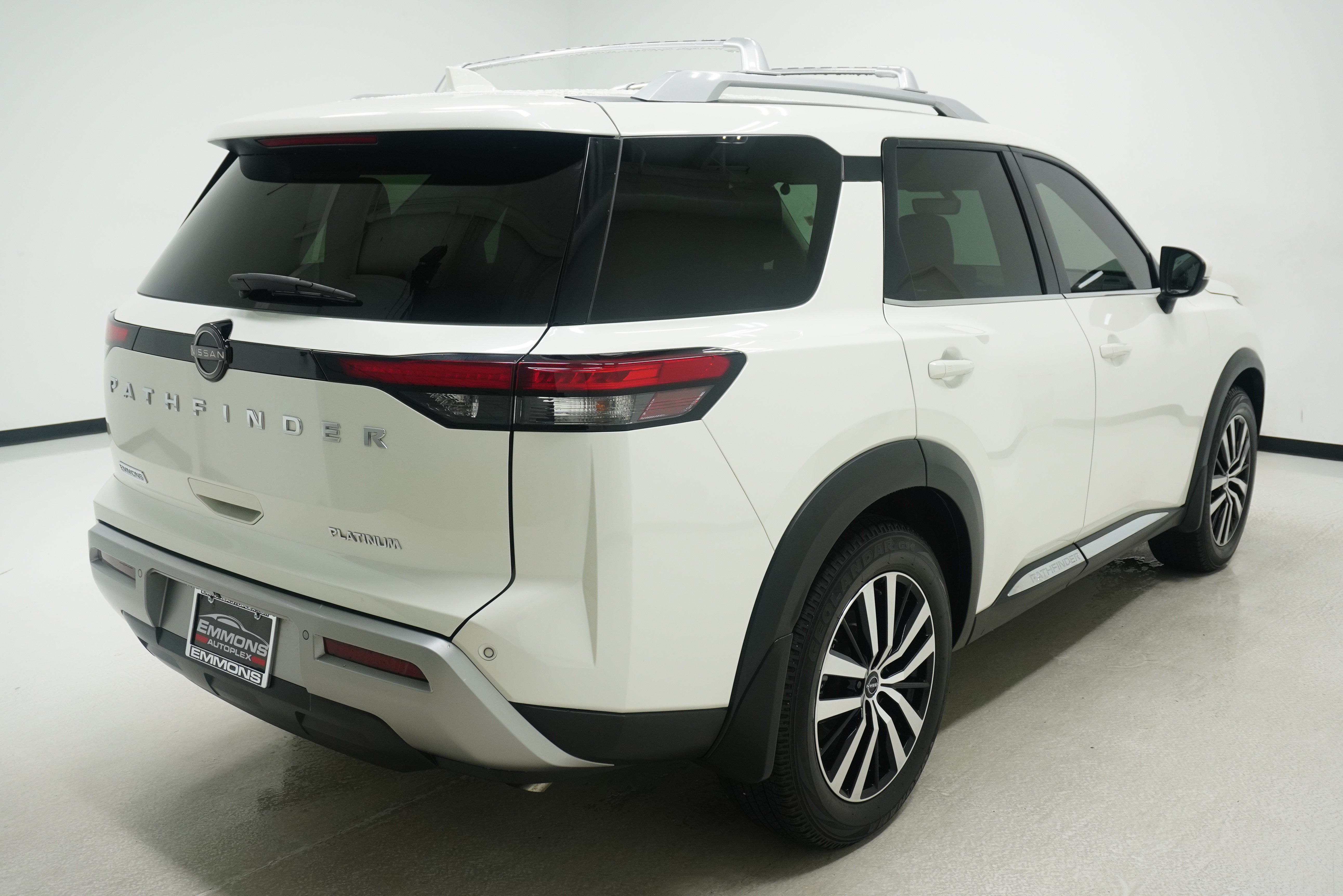 Used 2023 Nissan Pathfinder Platinum w/ Lighting Package (N93) FWD image 4