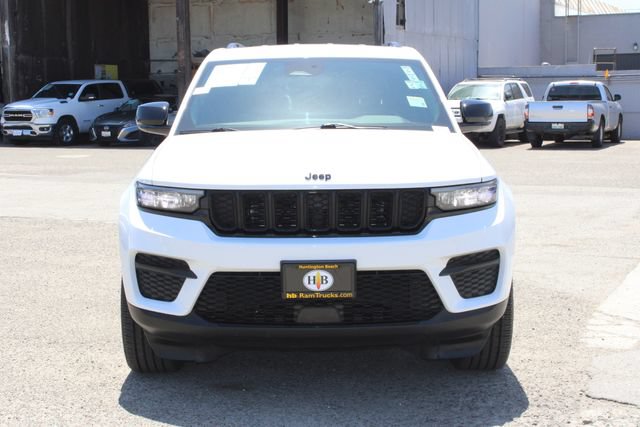 Used 2023 Jeep Grand Cherokee Altitude AWD/4WD image 2