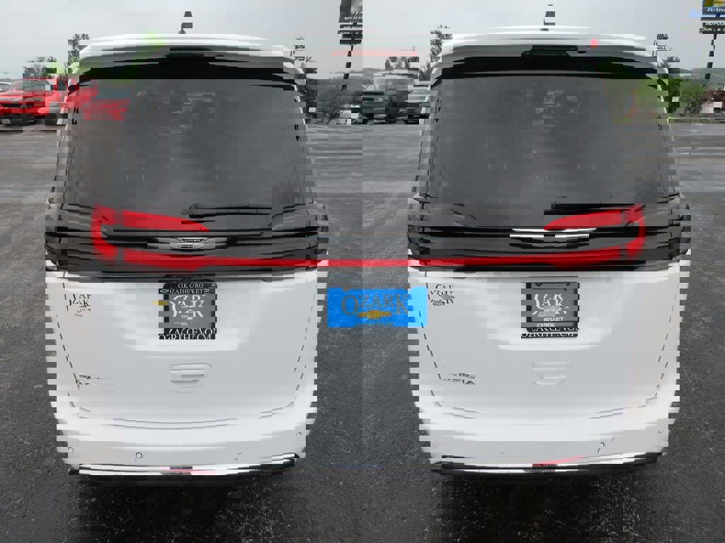 Used 2023 Chrysler Pacifica Touring-L image 4