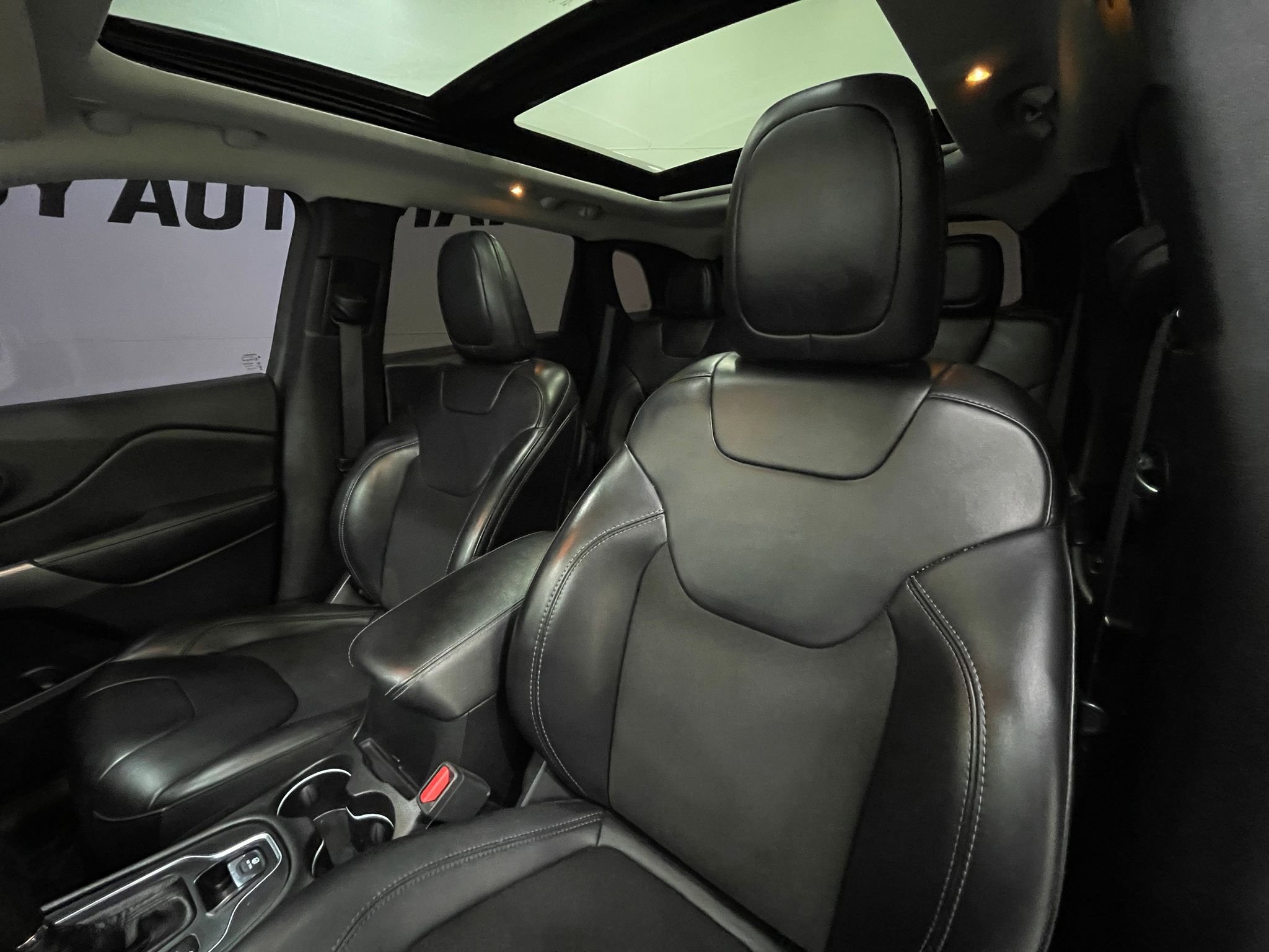Used 2019 Jeep Cherokee Latitude Plus w/ Comfort/Convenience Group AWD/4WD image 13