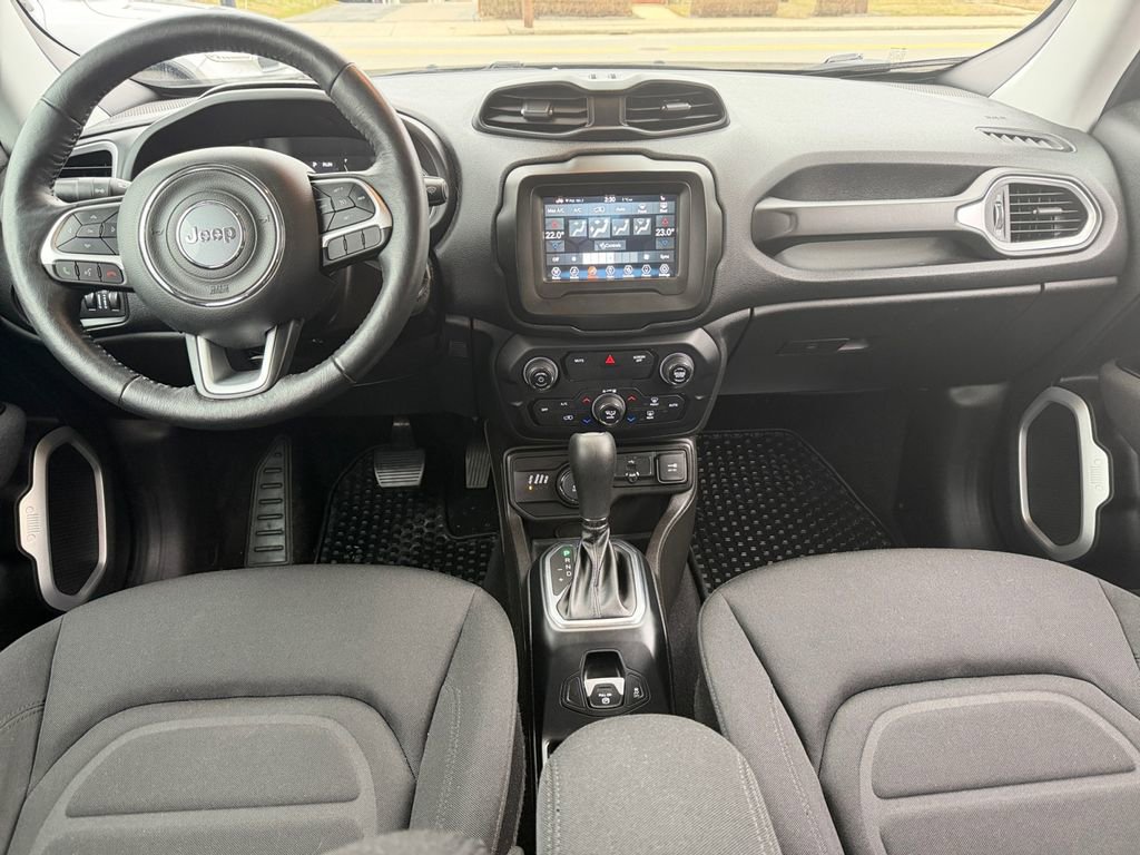 Certified 2020 Jeep Renegade Latitude w/ Cold Weather Group image 30
