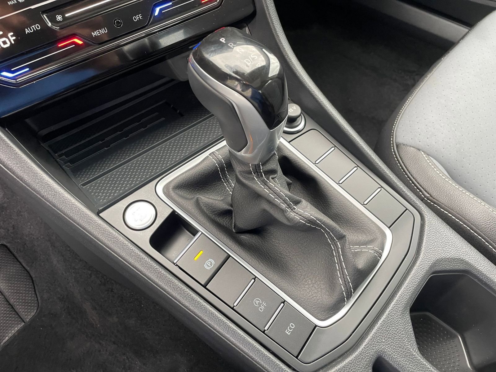 Used 2025 Volkswagen Jetta SE image 42