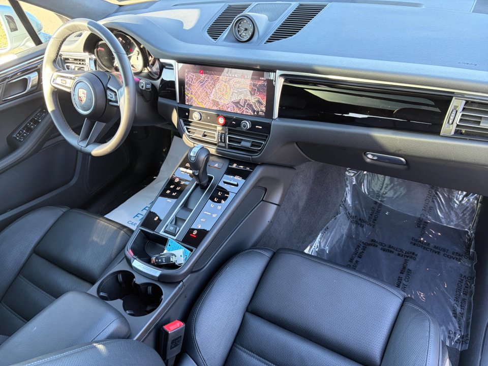 Certified 2025 Porsche Macan image 18