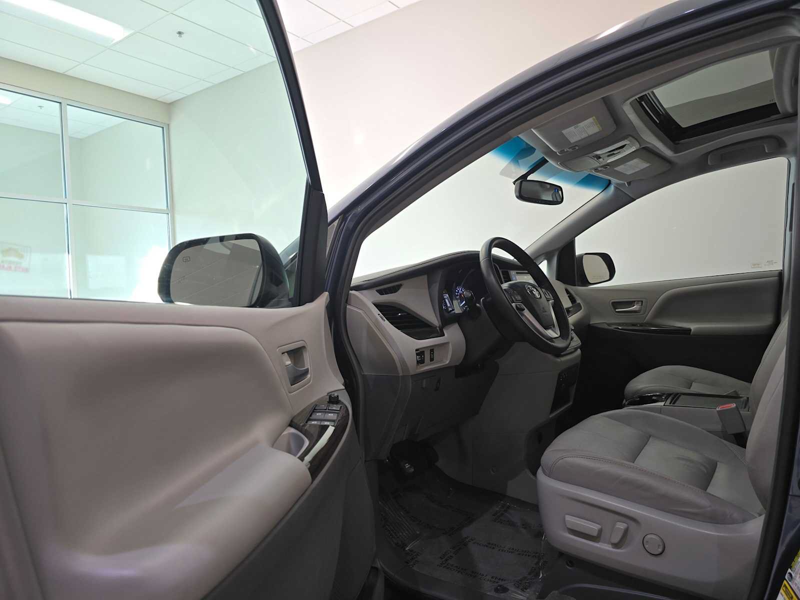 Used 2017 Toyota Sienna XLE FWD image 23