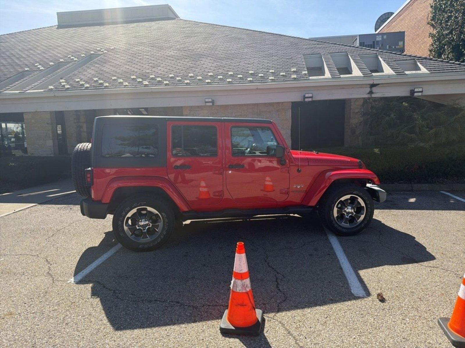 Used 2017 Jeep Wrangler Unlimited Sahara w/ Connectivity Group image 11