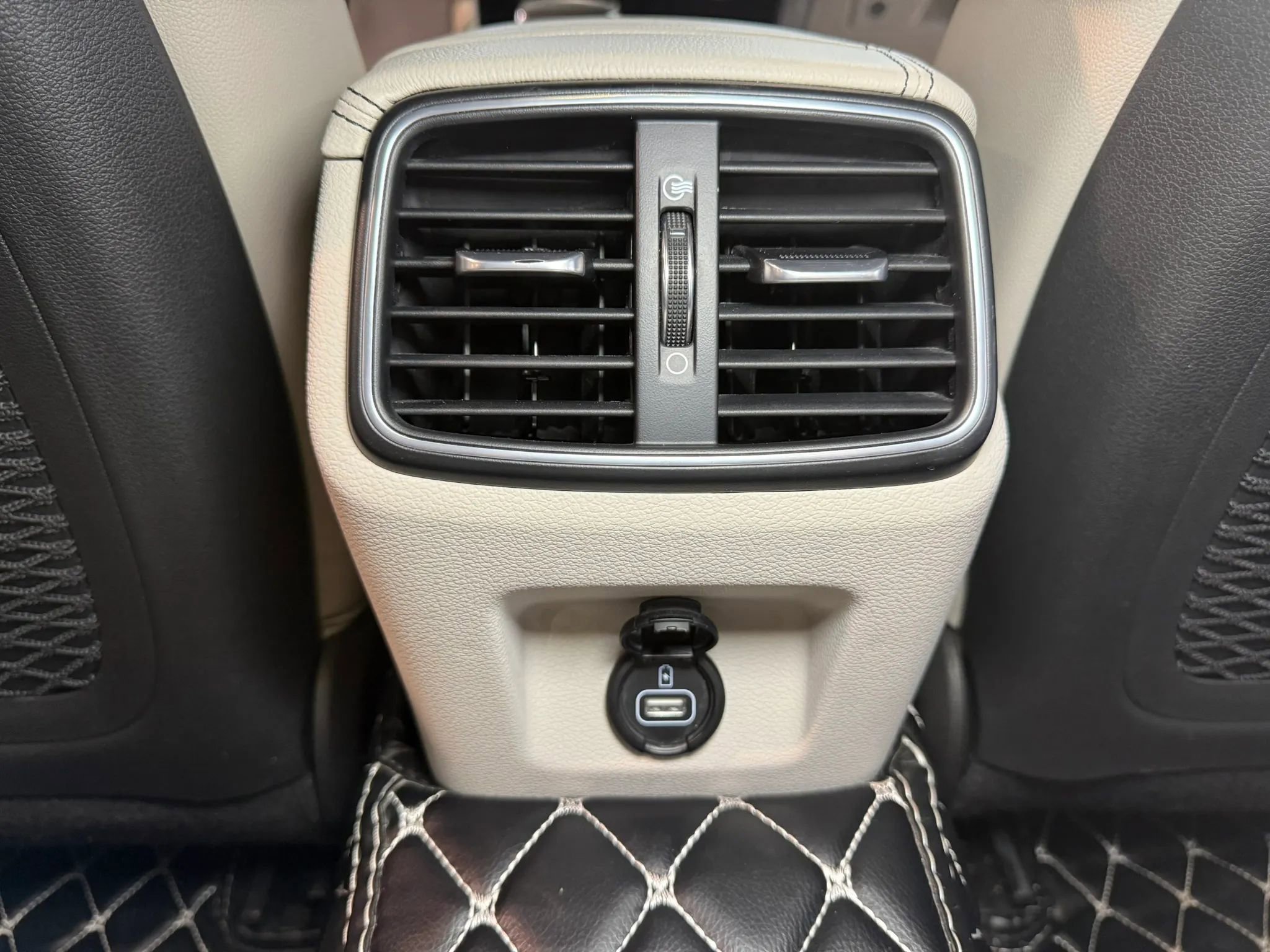 Used 2022 Genesis G70 3.3T image 13