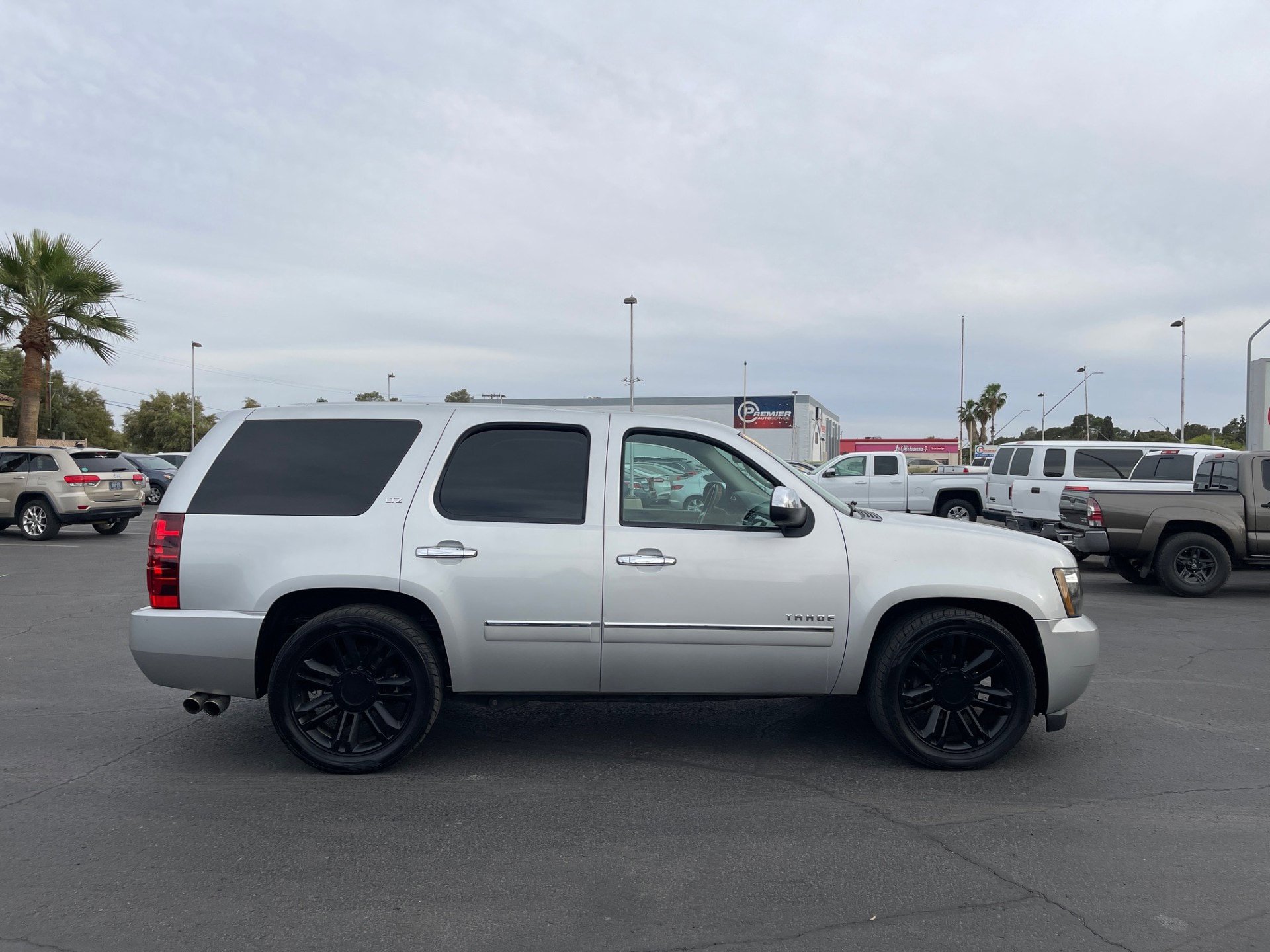 Used 2010 Chevrolet Tahoe LTZ RWD image 6