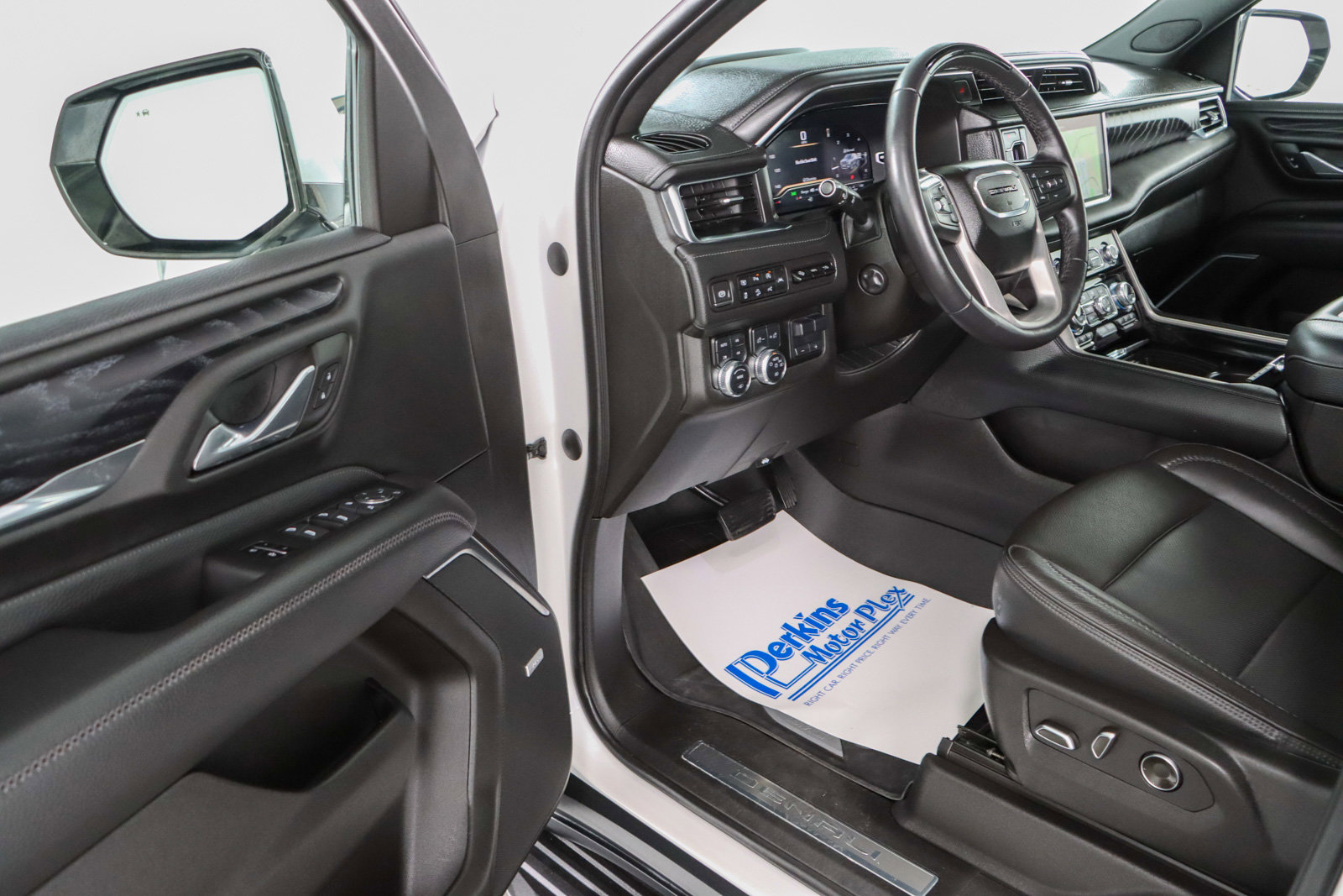 Used 2023 GMC Yukon Denali image 3