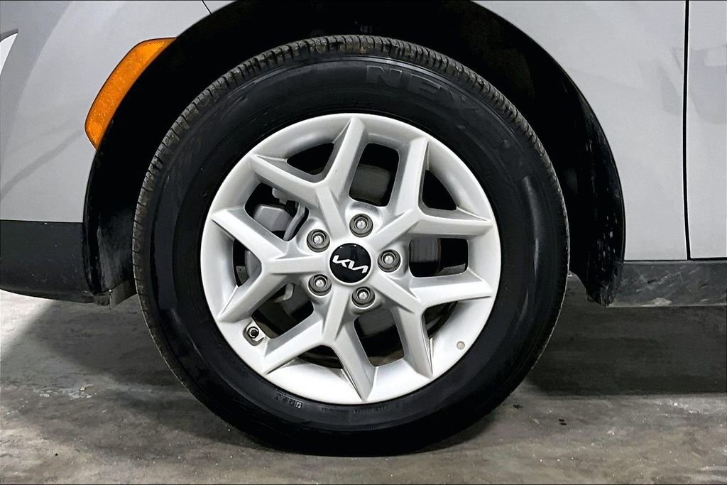 Used 2025 Kia Soul LX FWD image 11