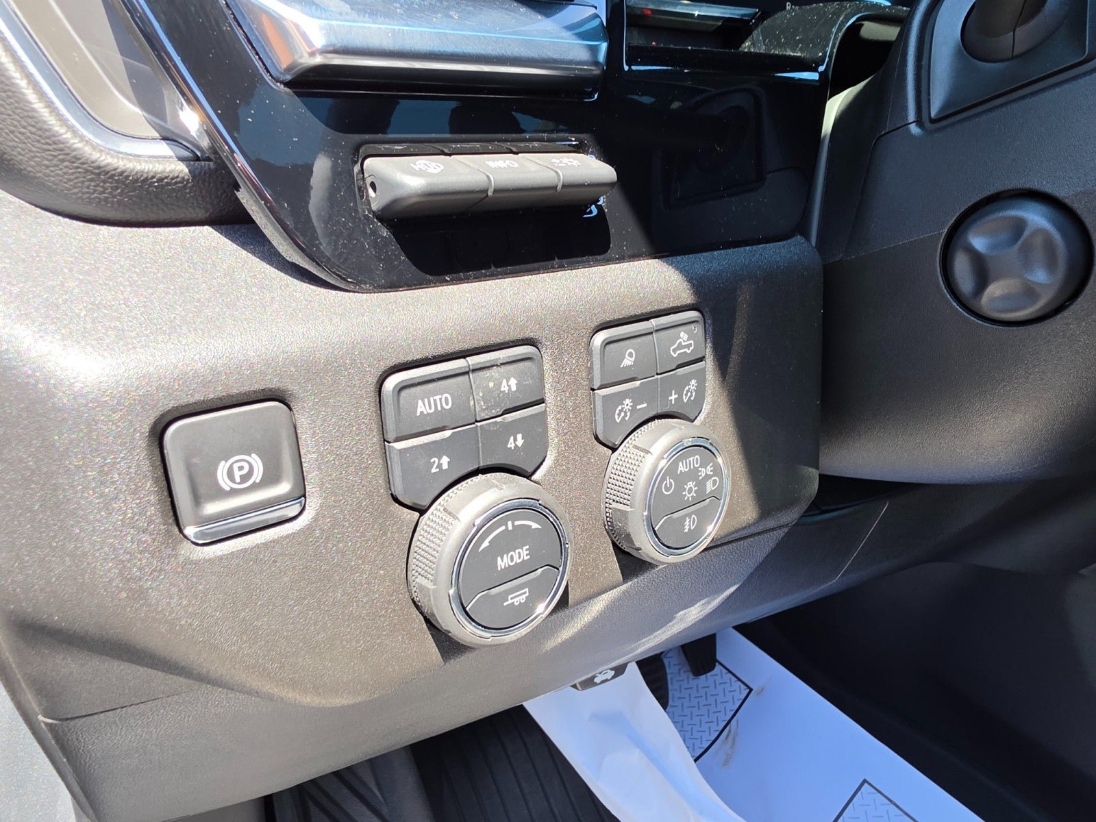 Used 2025 Chevrolet Silverado 1500 LTZ w/ LTZ Premium Package AWD/4WD image 40