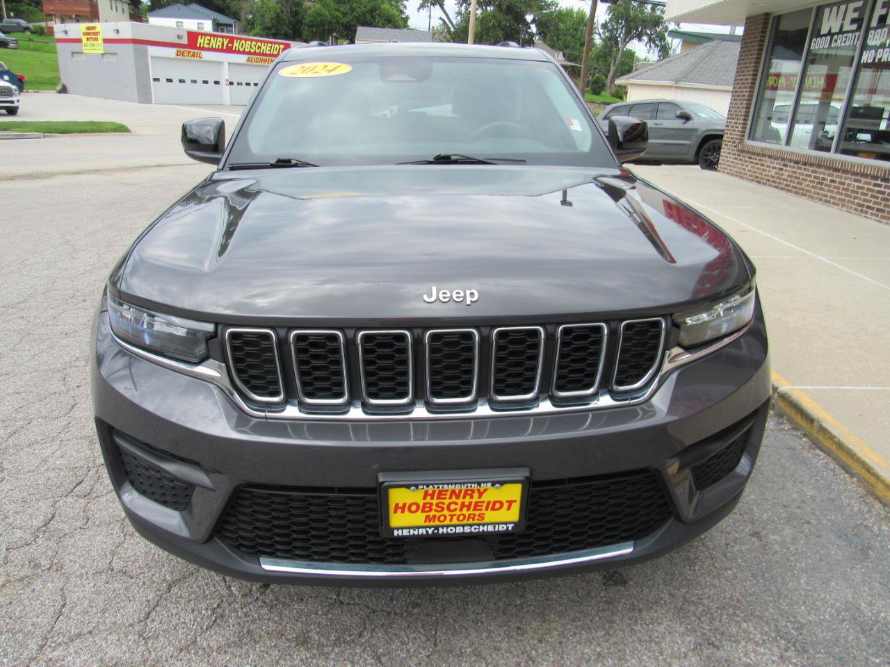Used 2024 Jeep Grand Cherokee Laredo X AWD/4WD image 2