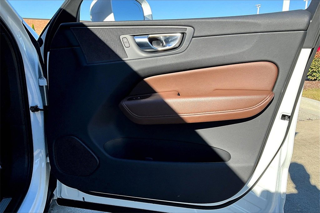 Used 2022 Volvo XC60 B5 Momentum w/ Advanced Package image 26